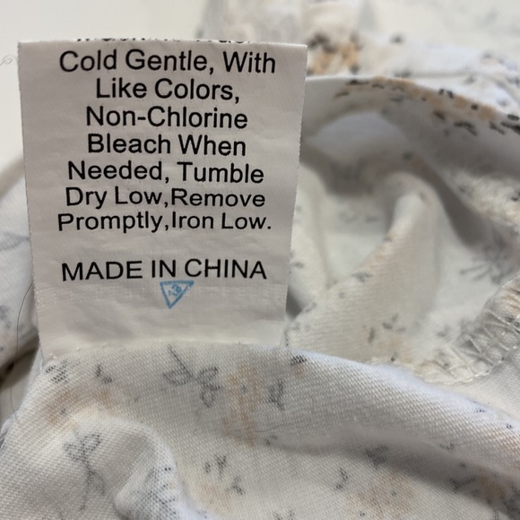 ❗2/$10❗Lace Panel Ditsy Floral Ruched Cami Top - Picture 8 of 8